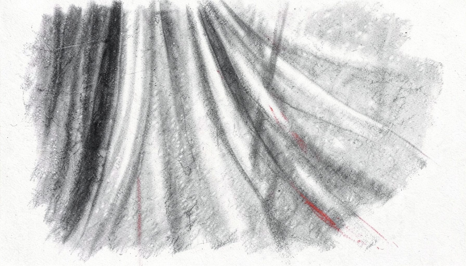 Eine weiche, stimmungsvolle Kohlezeichnung eines halbtransparenten Spitzenvorhangs, der sich sanft im Licht bewegt, mit tiefen Grautönen und zarten weißen Höhen.